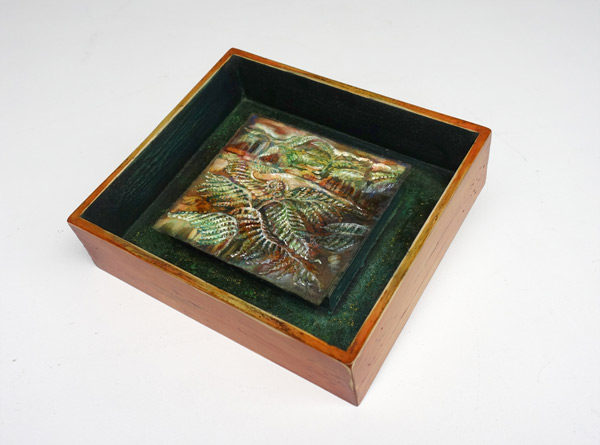 „Farnwald“ - Bildraum 2020, 25 x 22 x 5 cm aus handbemaltem Modellrahmen aus Holz + Zeichnung 14,5 x 15,5 cm, 2020 / Aquarellstift, Tusche, Schellack auf präpariertem Papier