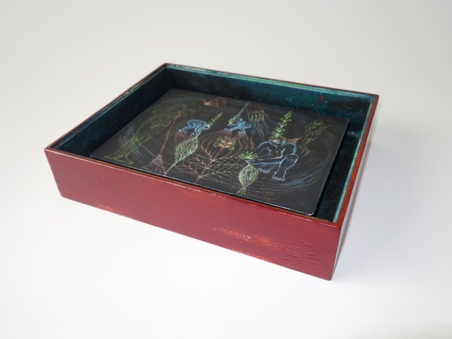 cosmic seeds, 2020 / Zeichnung 18 x 24,5 cm, Kreidestift auf schwarzem Karton, handgefertigter und handbemalter Raum aus Holz mit Museumsglas 25 x 22 x 6,5 cm