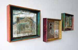 "Berg - Mensch - Baum" - Bildraum-Triptychon 2021 je 30 x 34 x 6 cm aus drei handgefertigten und handbemalten Modellrahmen aus Holz  + Zeichnungen/Collagen Graphitstift, Farbstift, Schellack, Acrylfarbe, Holzfundstück auf präparierten Papieren</p>
<p>