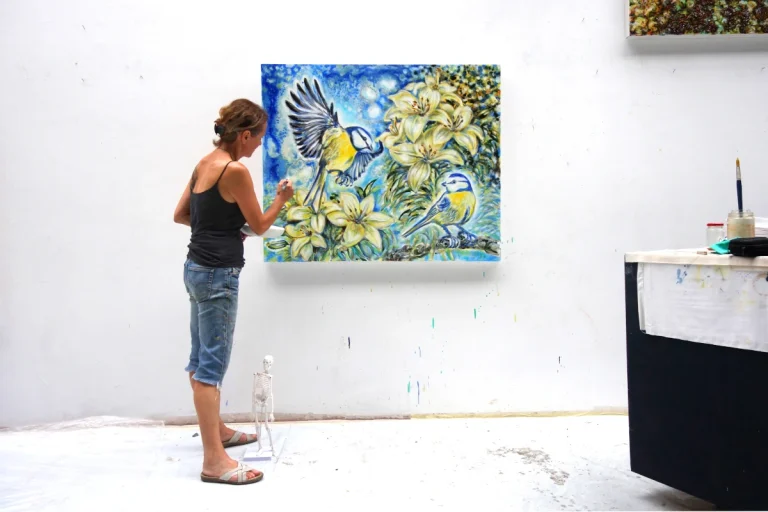 Meisenpaar + Lilien - Ölfarbe, irisierende Acrylfarben, Tusche, Schellack, Walnuss-Sud, Glimmer auf Leinwand 100 x 120 cm, 2024