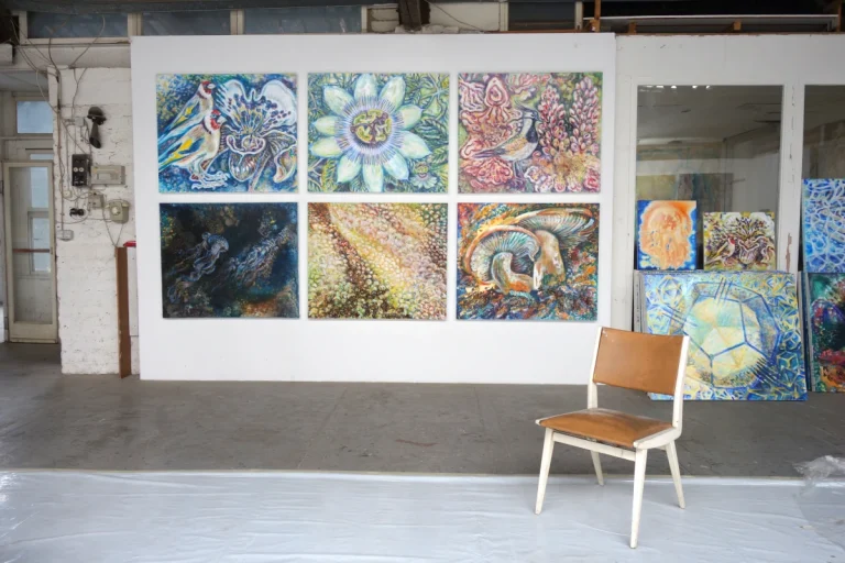 „Passionsblüte – Wunder der Schöpfung" - Ölfarbe, irisierende Acrylfarbe, Walnuss-Sud, Gltter auf Leinwand, 100 x 120 cm, 2024