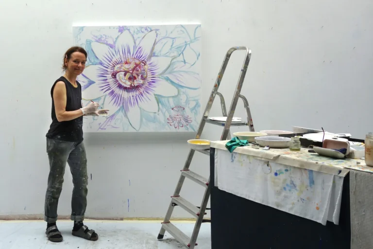 „Passionsblüte – Wunder der Schöpfung" - Ölfarbe, irisierende Acrylfarbe, Walnuss-Sud, Gltter auf Leinwand, 100 x 120 cm, 2024