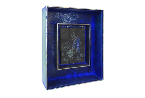 MONDDSTEL - Original-Bildraum 50 x 40 x 12 cm, 2024, Handgefertigter Bildraum aus Holz mit Museumsglas, innen bearbeitet mit blauem Pigment und Glitter + Zeichnung MONDDISTEL 24,5 x 18 cm von 2020 mit Farbstift auf schwarzem Karton