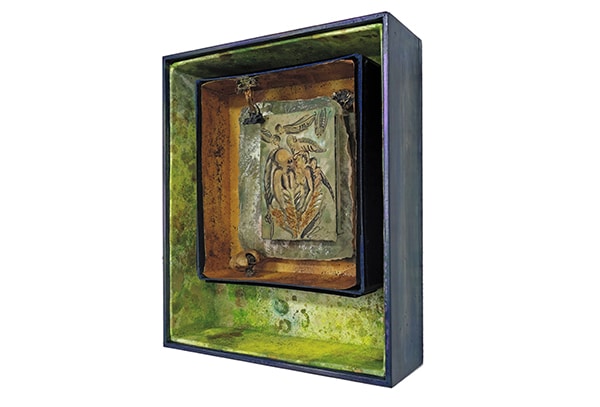 DER TOD UND DAS MÄDCHEN - Original-Bildraum 48 x 40 x 12 cm, 2021, Handgefertigter und bemalter Bildraum aus Holz mit Museumsglas, ausgekleidet mit gefärbten und bearbeiteten Papieren + präpariertem Moos und Waldpilzen (Bovist und Tintling) + Zeichnung DER TOD UND DAS MÄDCHEN 20 x 13,5 cm, 2017, Tusche und Schellack auf präpariertem Papier