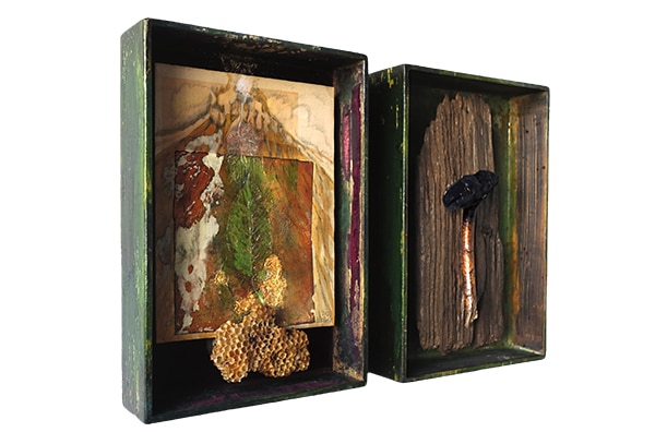 BREATHING MOUNTAIN (GOLD) - Original-Bildraum-Diptychon je 35 x 24 x 6,5 cm, 2021 - Zwei handgefertigte Modellrahmen aus Holz, farblich bearbeitet und teilweise mit Samt beklebt + Bienenwabe und Holzfundstück vom Rheinufer Düsseldorf + Collage 20 x 25,7 cm, 2018, Graphitstift, Farbstift, Acrylfarbe, Schellack, Blatt von einem Baum, Blattgold auf präpariertem Papier