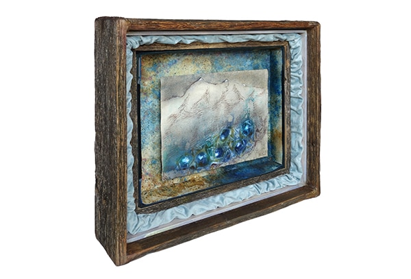 KRISTALLE IM GEBIRGE - Original-Bildraum 37 x 47 x 12 cm, 2023, Handgefertigter Bildraum aus Altholz mit Museumsglas + hellblauer Samt + Museumskarton ausgekleidet mit Papier, behandelt mit Färberpflanzen, Pigmenten und Mischtechniken, umfasst mit Altholzleisten + Zeichnung KRISTALLE IM GEBIRGE 23,5 x 31 cm, 2019, Rötel, Aquarellstift auf präpariertem Papier