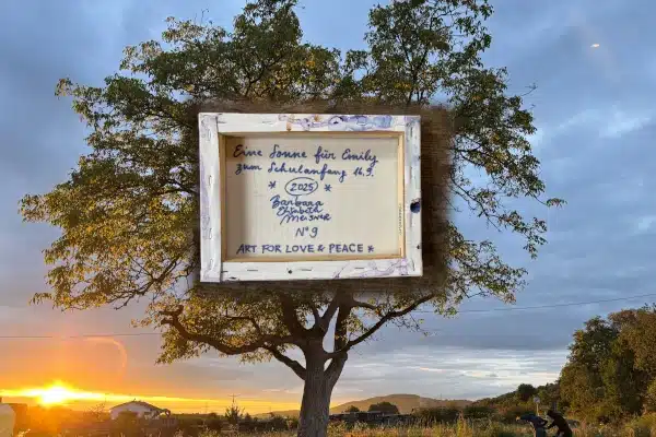 die Rückseite der Ölbilder "Jeden seine Sonne" - Als Hintergrund ist ein Baum mit Landschaft und Sonnenaufgang zu sehen.