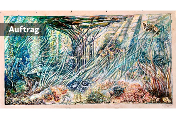 MU KIYAGA – ZWISCHEN DEN WELTEN - Original-Ölbild 140 x 260 cm, 2025, Ölfarbe, Schellack, Walnuss-Sud, mit Gummiarabicum aufgeklebte zerkleinerte Walnussschalen, irisierende Acrylfarbe, Glimmer auf Leinwand (mit Ösen zum Hängen – ohne Keilrahmen)