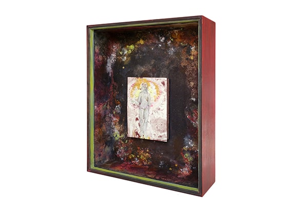 LIPSTICK-AURA - Handgefertigter Bildraum aus Holz mit Museumsglas, innen mit Erde, Pigmenten, Schellack und Glimmer bearbeitetem Papier + Zeichnung (15 x 12 cm von 2022 mit Graphit- und Farbstift, Schellack, Lippenstift auf präpariertem Papier), insgesamt 50 x 40 x 12 cm, 2024